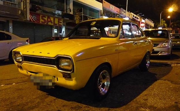Roba Un Coche Cl sico Color Mostaza Y Agrede brutalmente A Un Guardia 